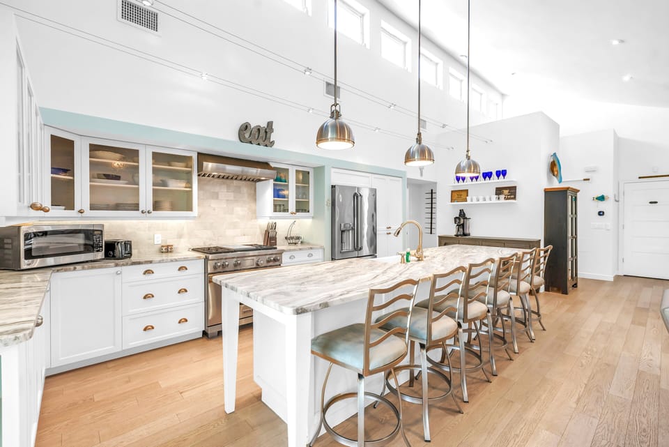 Fully equipped kitchen with island seating.