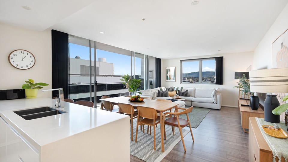 Burelli Beauty | Open plan chef's kitchen | Dining area | Lounge area 