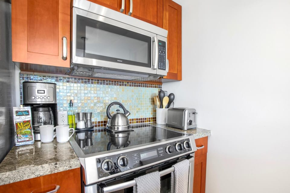 HKH-332 A gourmet-ready kitchen with island ease and island charm
