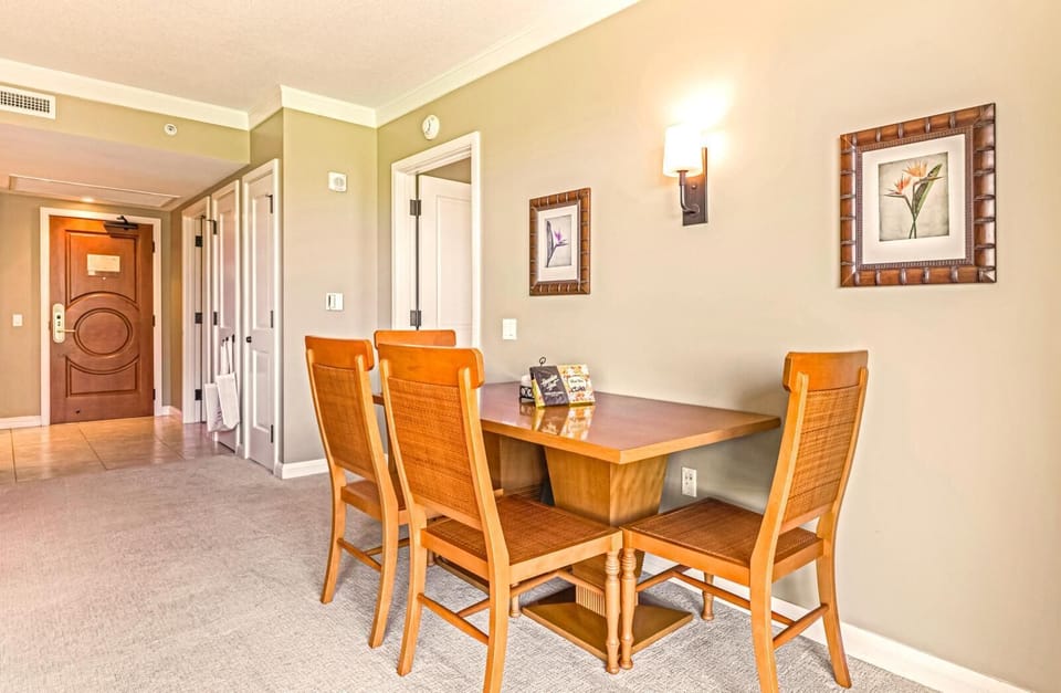  Comfort meets convenience in this airy great room and dining area HKH-348