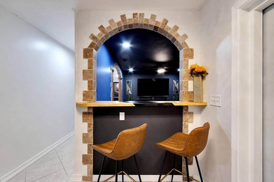 2-bar seating with full theater view.