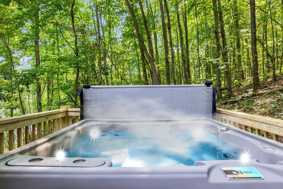 The steamy hot jacuzzi pleasant during the day or night all year long!