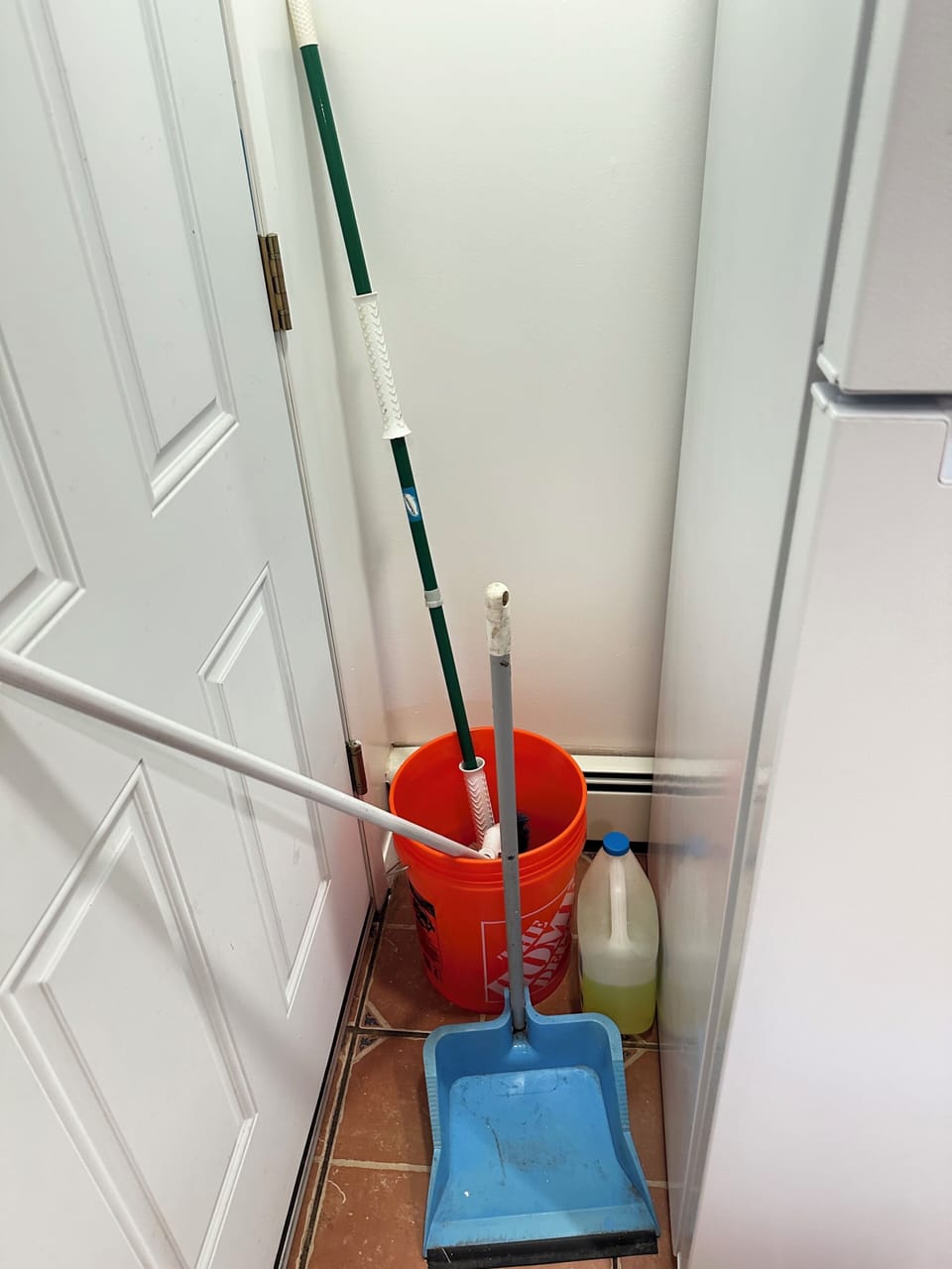 Cleaning basket and broom for guests.