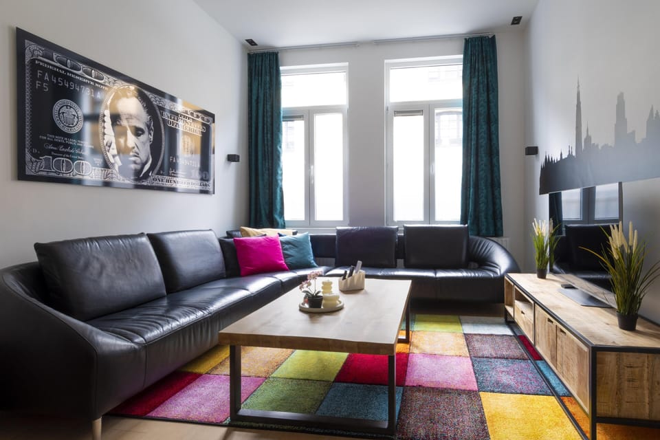 Stylish Living Room with Bold Artwork

Relax on the comfy leather sofas while enjoying a colorful, modern vibe: perfect for unwinding after exploring the city.