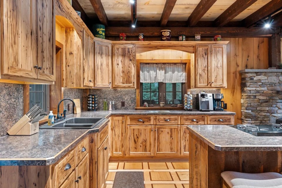 Fully Stocked Kitchen, Custom Built Kitchen