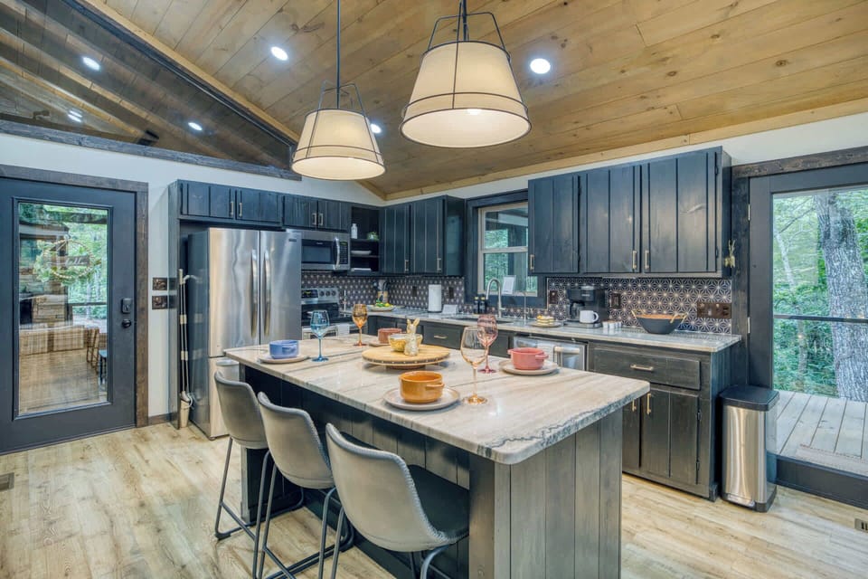 Very spacious - Island conversion to dining table (6 chairs)