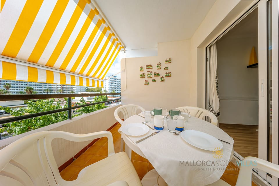 Balcony with outdoor dining and sun awning, perfect for enjoying Mallorca’s weather in a holiday rental.