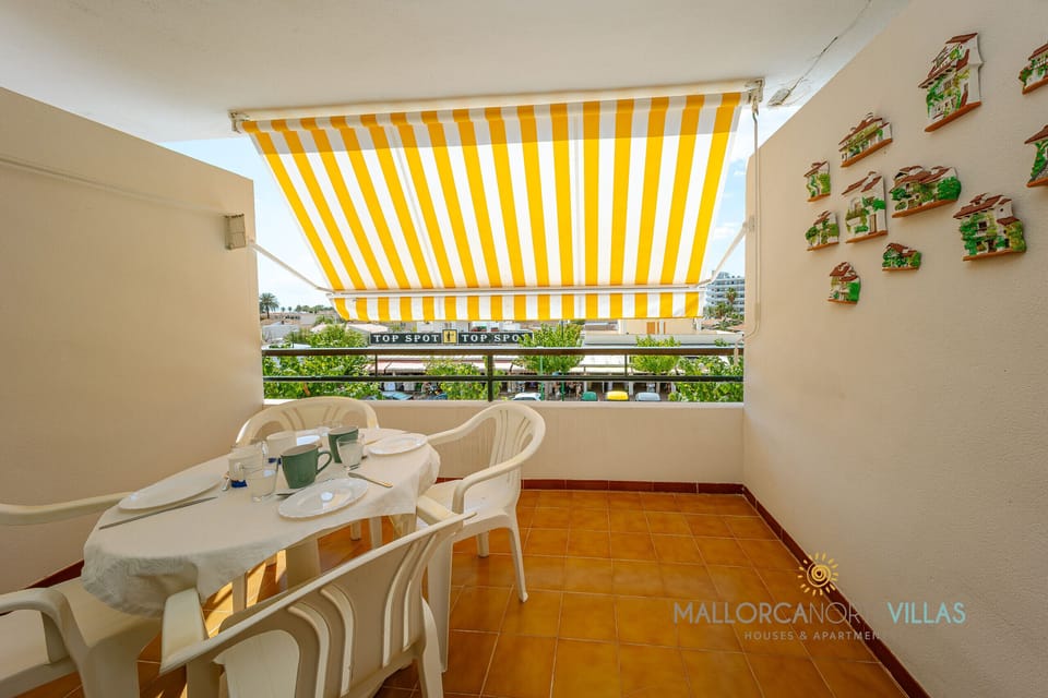 Balcony with outdoor dining and sun awning, perfect for enjoying Mallorca’s weather in a holiday rental.