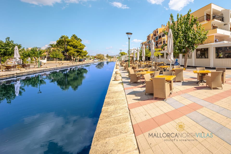 Canal-side terrace with restaurants and pedestrian area near the holiday rental in Mallorca.