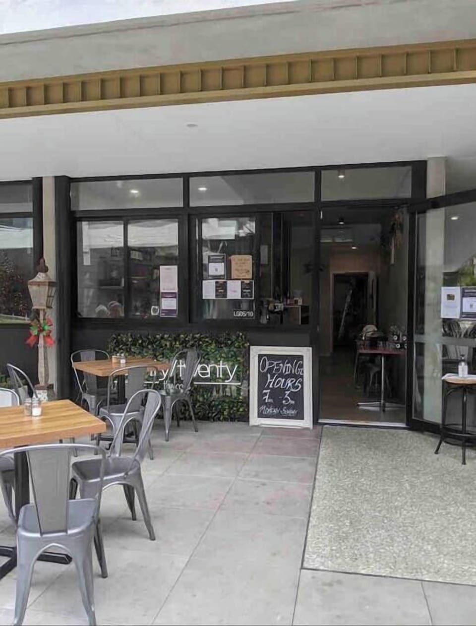 80/20 cafe in the courtyard of the complex 