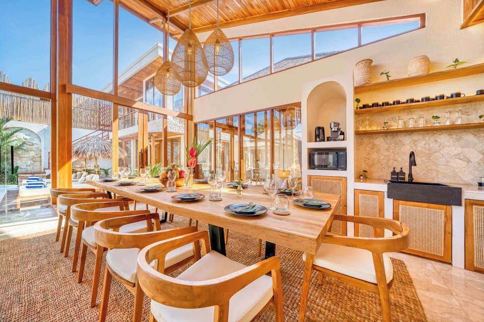 A dining room that brings together Bali’s warmth, openness, and natural charm