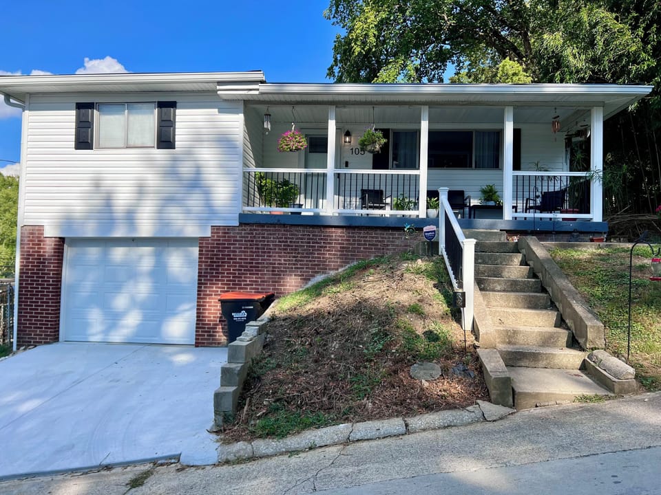 Adjustable height standup desk
