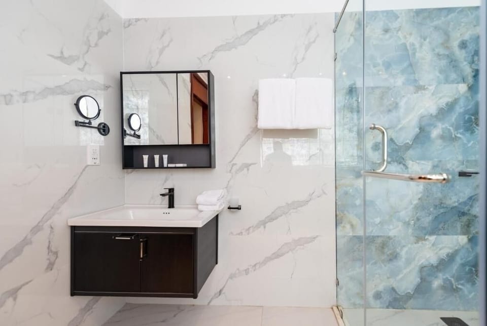 Start your morning with crisp finishes and spa-like brightness.