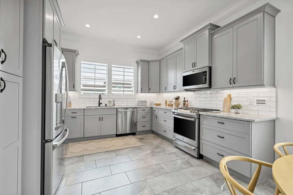 Full kitchen equipped with all the necessities to make a delicious homemade meal!