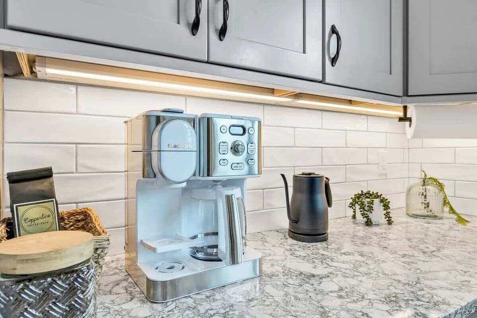 Coffee bar: Full pot and coffee pod combo, pour over and coffee press