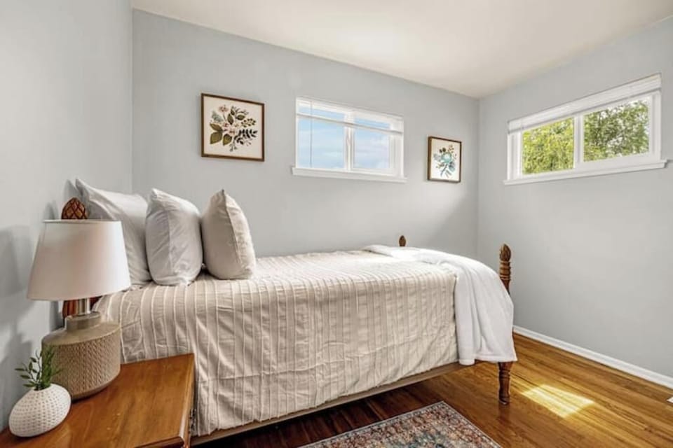 Twin Bedroom 