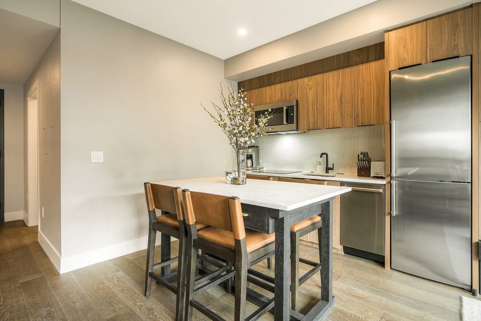 Tidy, functional kitchen with everything in its place — home-cooked breakfasts have never felt this satisfying