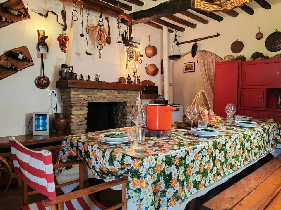 Sala da pranzo e cucina con camino