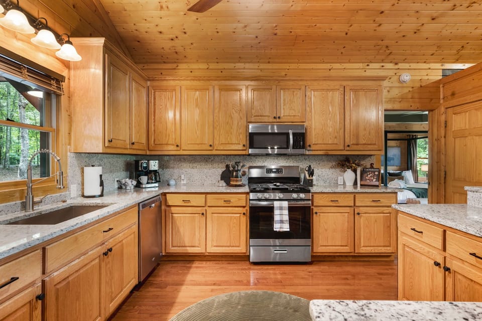Whip up breakfast, lunch or dinner for a few or a crowd, while feeling at home. 