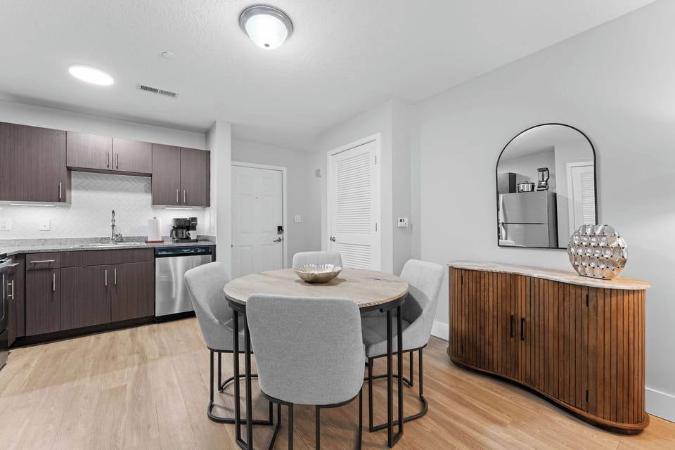 Dining Seats 4