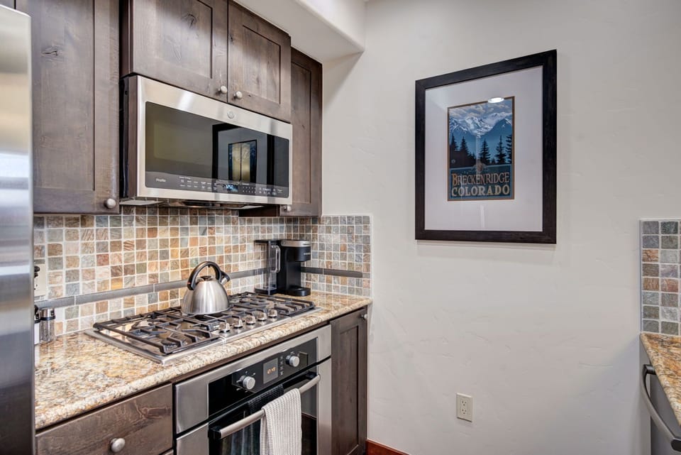 Fully equipped kitchen with high-end appliances - everything at your fingertips