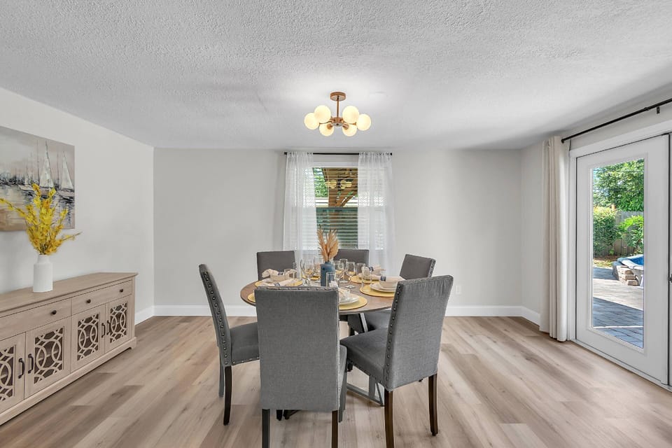 Dining area seats 6.