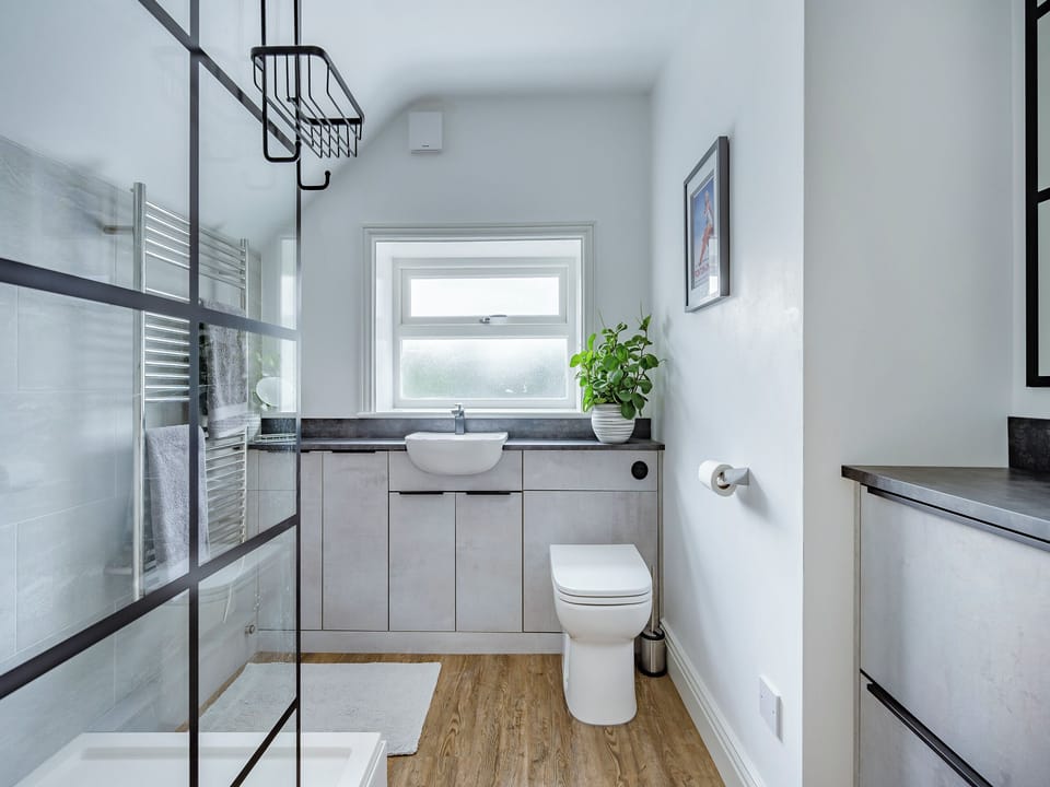 Bathroom | Oak Tree Cottage, Kirby Le Soken