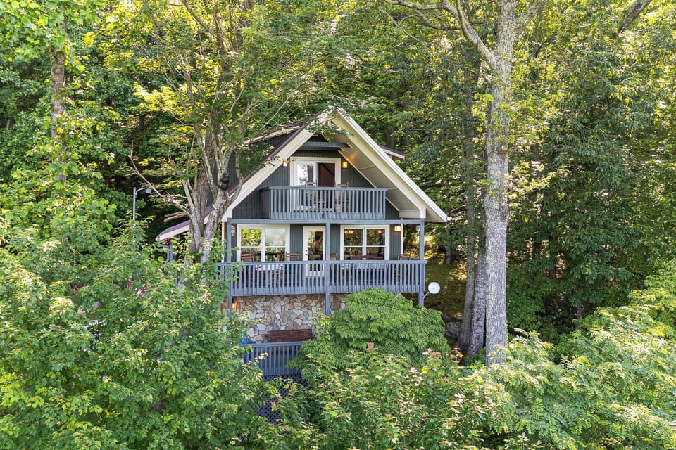 2-Story Cabin | 2 Furnished Decks | 3 Mi to Community Lake Access