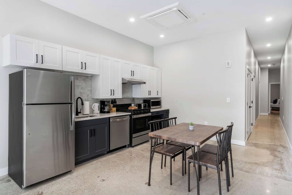 Fully equipped kitchen and dining area