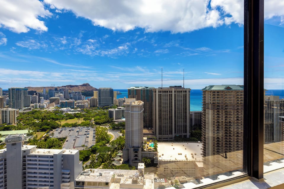 Sky Lobby - Enjoy and take in the breathtaking views all the way to the Iconic Diamond Head crater.