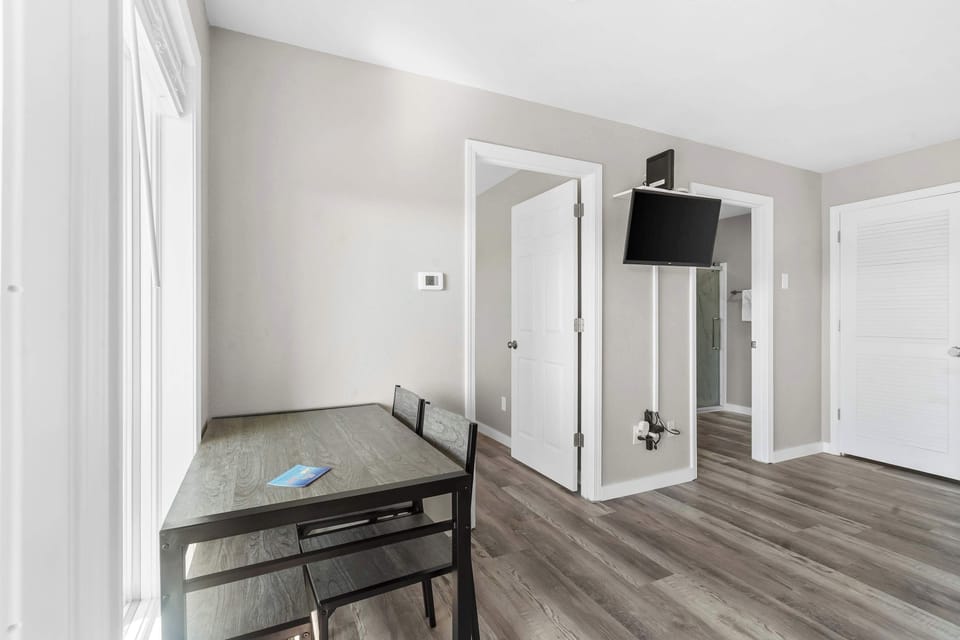 Make mealtime memories together at the dining table, with space for 4​