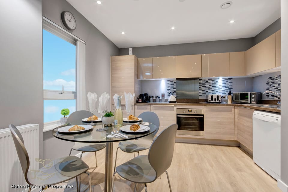 Kitchen / Dining Table