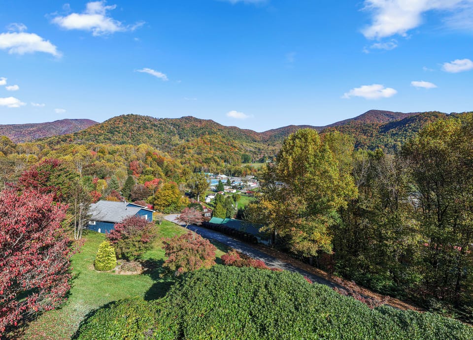 Private mountain retreat with colorful foliage and open yard
