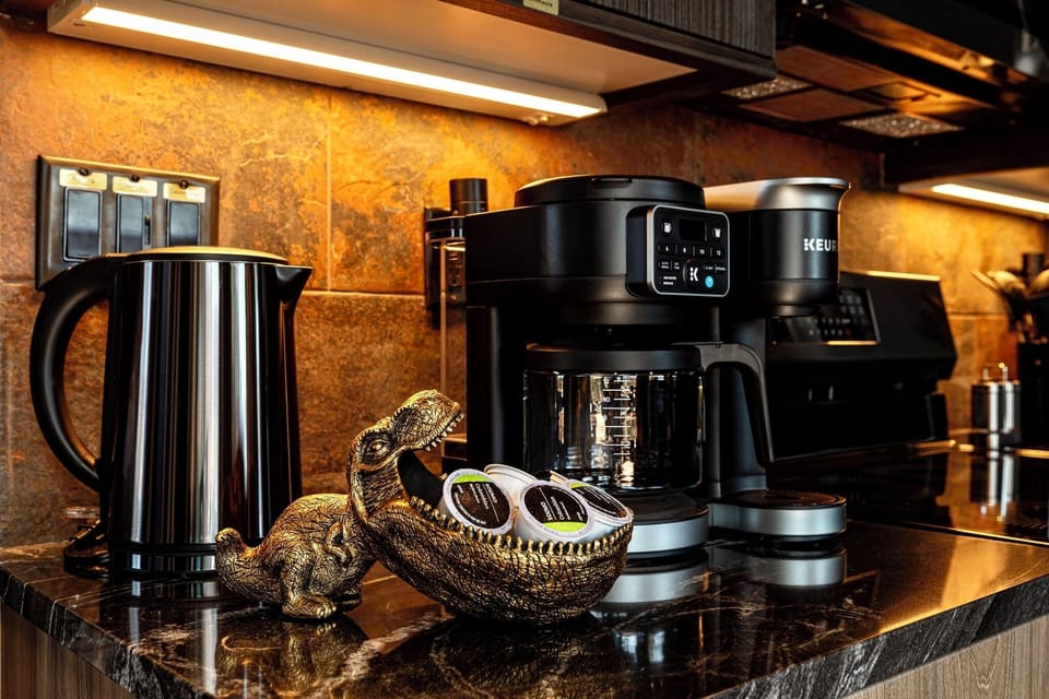 Coffee machine makes drip coffee and quick one-cups with Keurig capsules. 