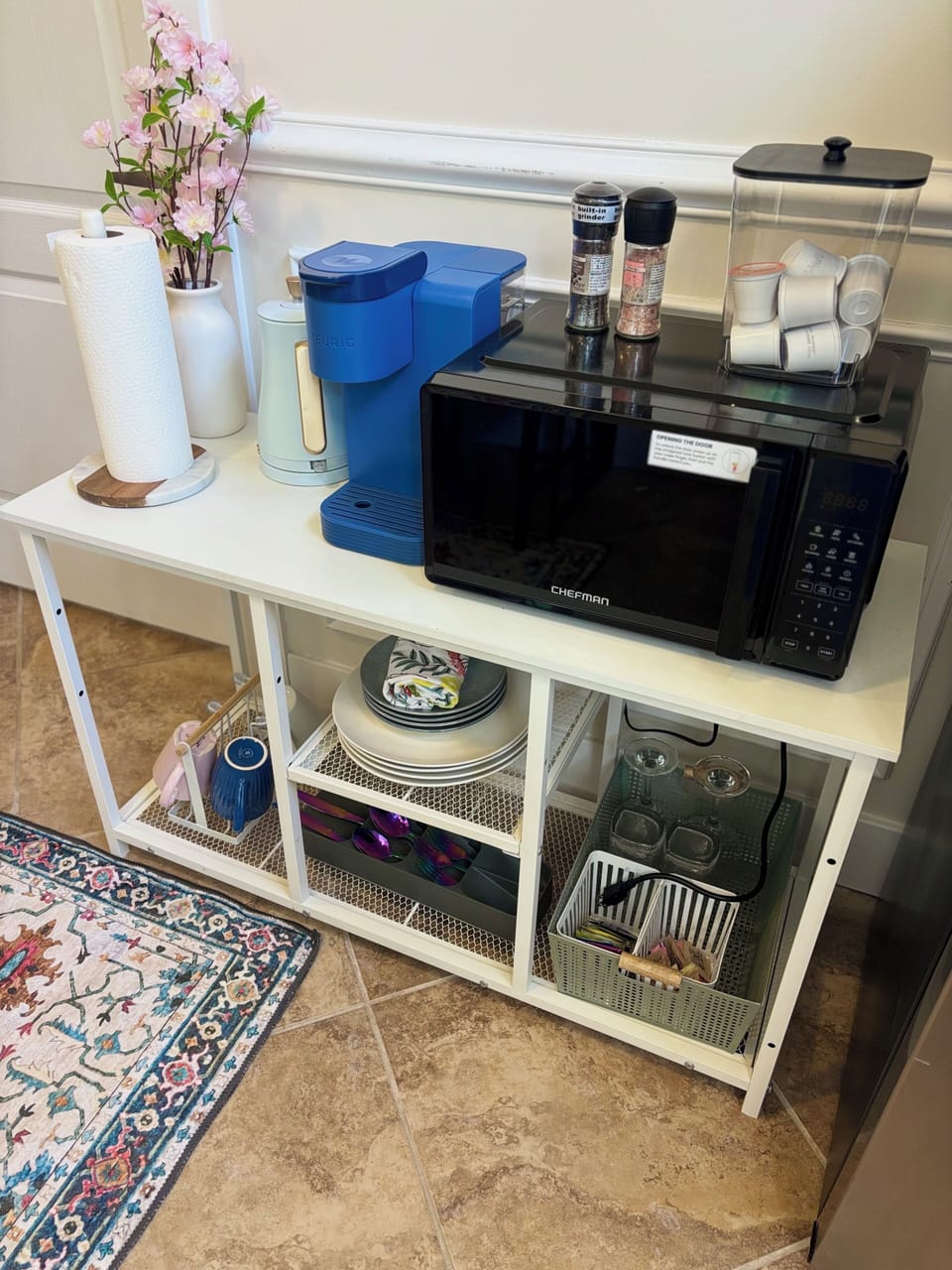 Fully equipped kitchenette with everything you need for snacks & meals. 