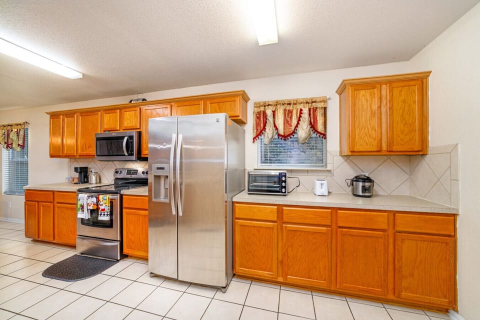 Spacious Kitchen with Modern Appliances – Perfect for Home Cooking