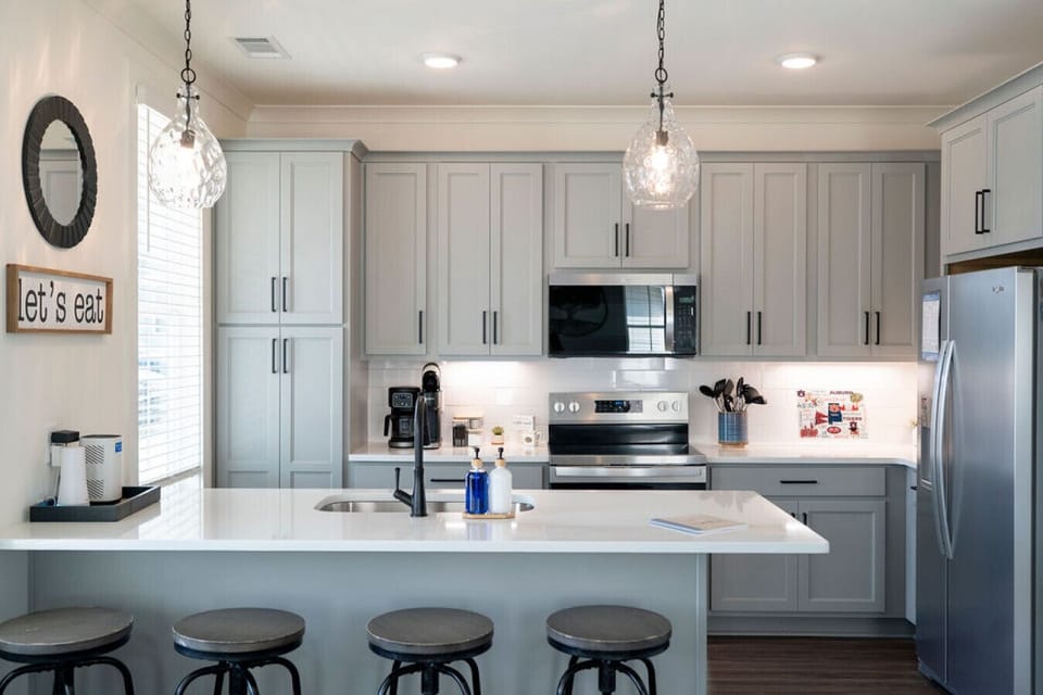 Fully Stocked Kitchen with 4 Bar Stools