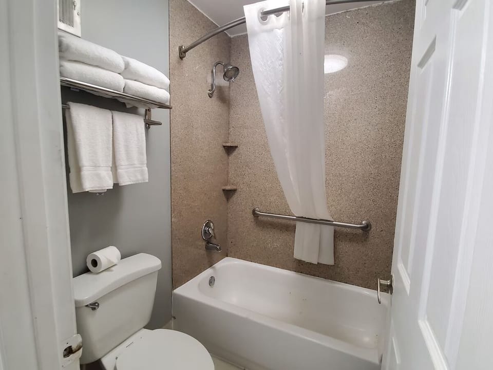 Refresh after beach days in a bright, spotless bath.