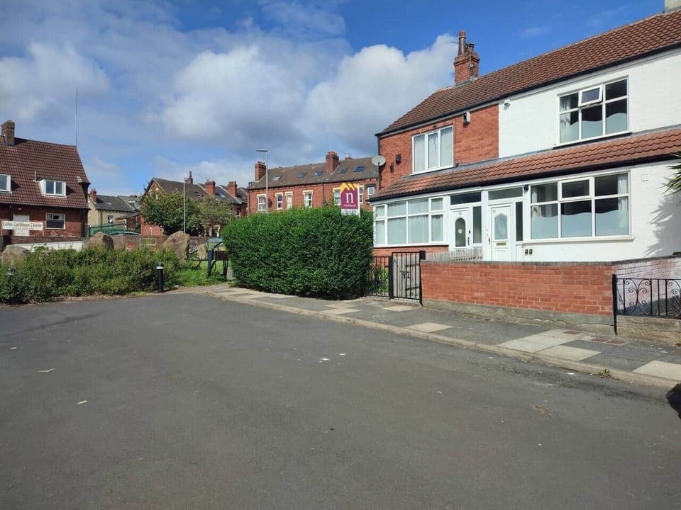 ️ Parking is plentiful, free and unrestricted right outside the door