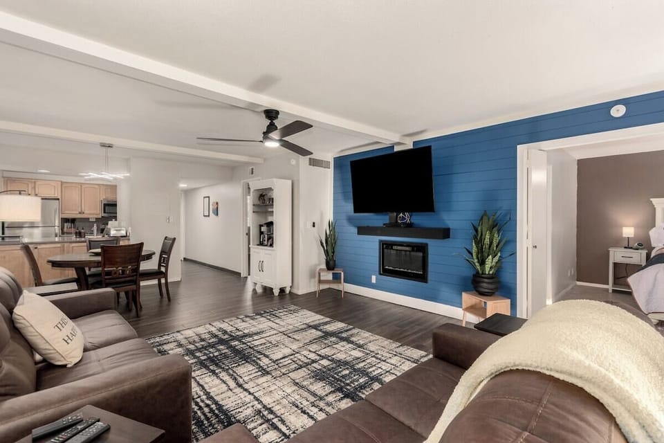 Natural lighting, modern touches and plush leather.