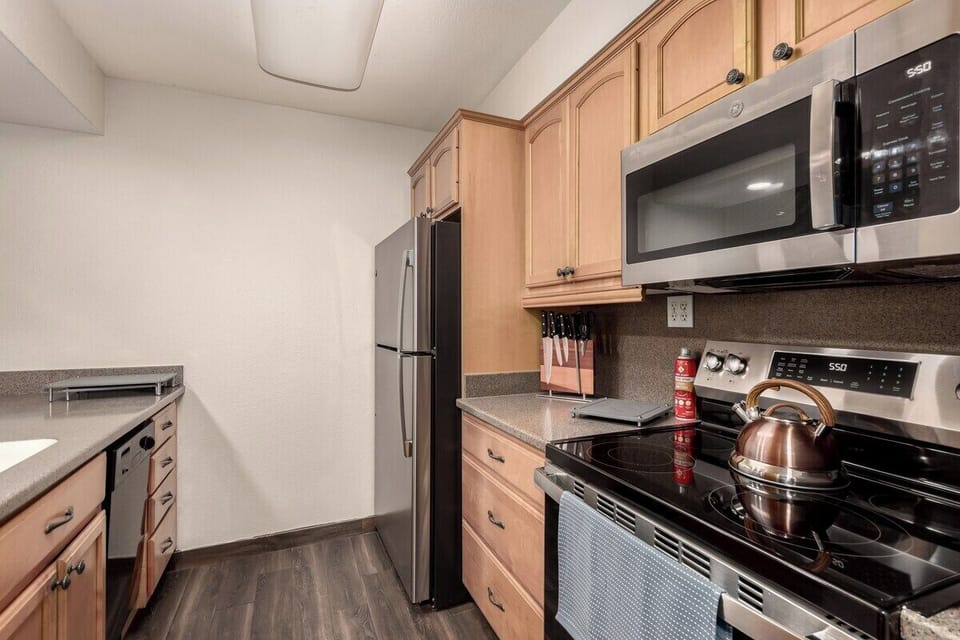Kitchen stainless steel-well equipped.