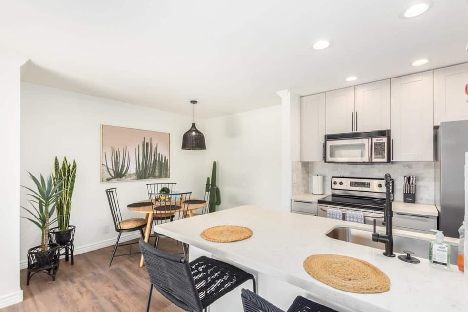 Fully Equipped Kitchen with Bar Seating