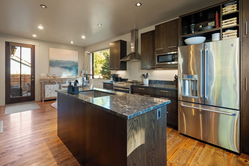 Full kitchen with bar