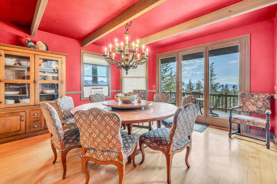 Dining area: Seating for 10, lake views