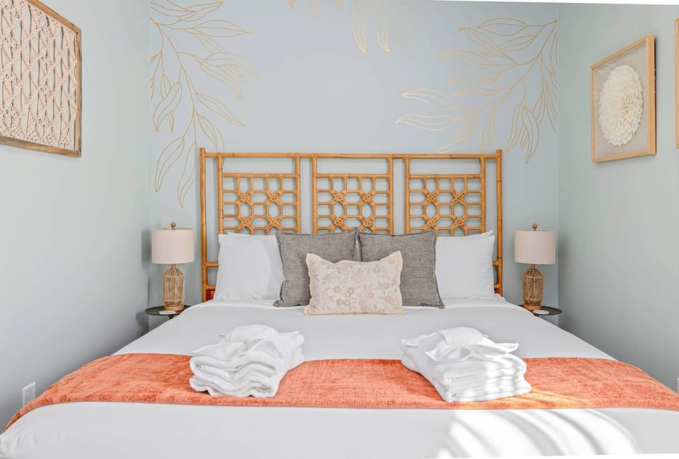 King bedroom #7 - plenty of towels provided!