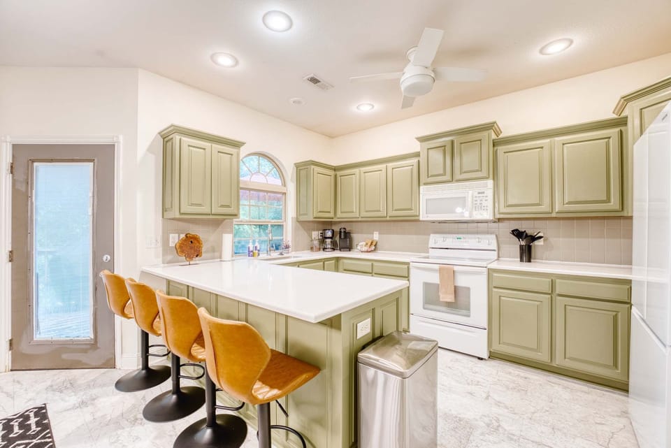 🍳 Fully equipped kitchen with quartz counters, stainless appliances, & breakfast bar—prepare feasts & entertain easily.