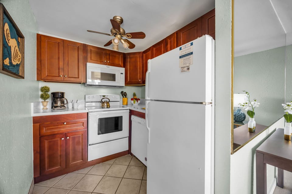 Fully equipped kitchen, perfect for preparing breakfast before the beach or dinner at home.
