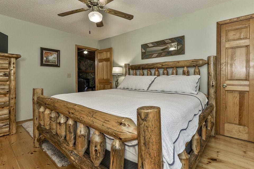 King Bedroom With en-suite 1/2 bath