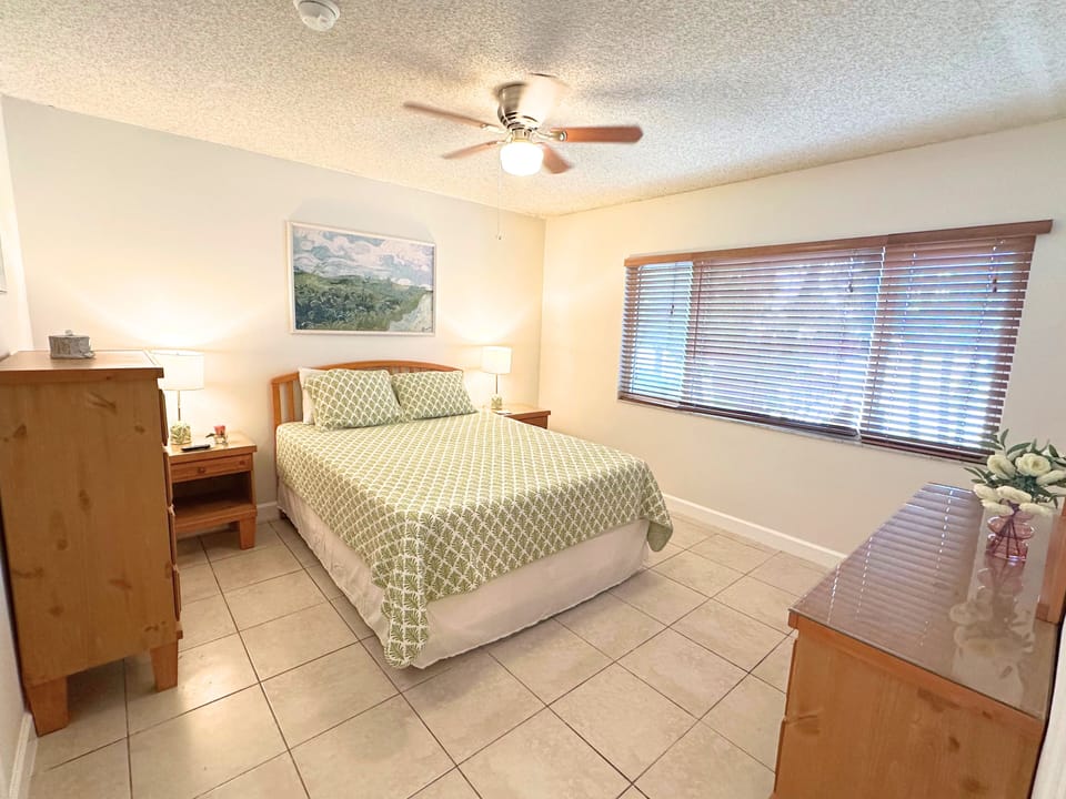 Second Bedroom, Queen bed