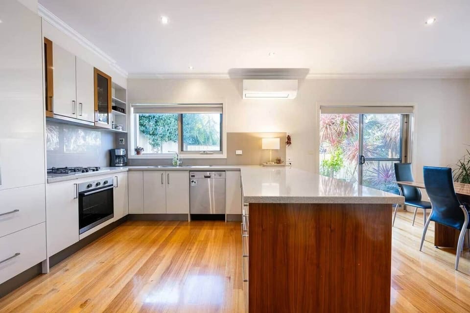 Full kitchen